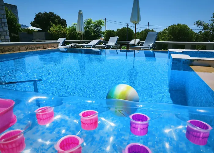 Costamare - Enjoy Lazy Days On The Private Pool-jacuzzi *