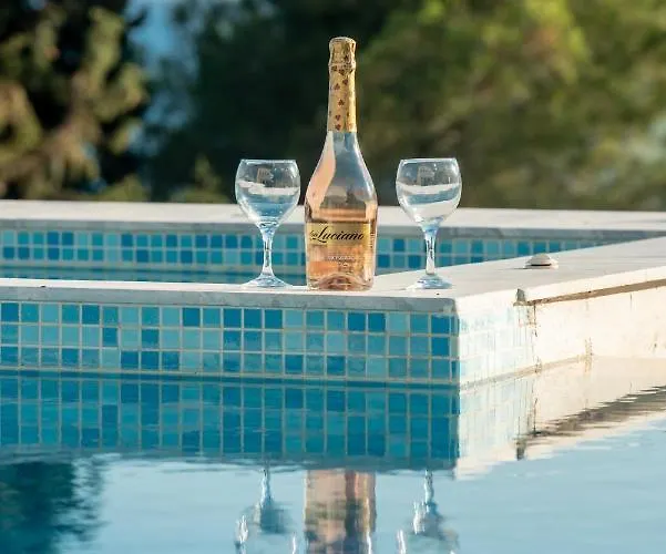 Costamare - Enjoy Lazy Days On The Private Pool-jacuzzi *