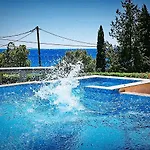 Costamare - Enjoy Lazy Days On The Private Pool-jacuzzi Pefki